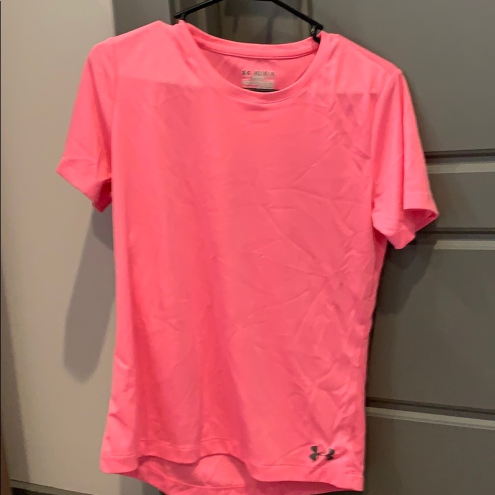 Uber Armour Semi-Fitted workout top.